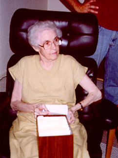 Helen_with_old_photos